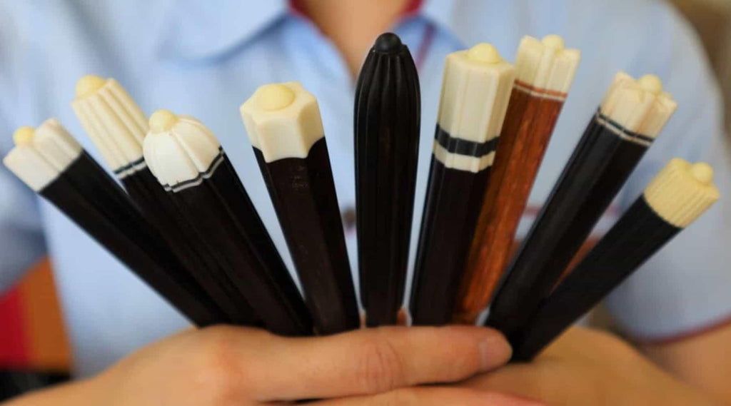 特殊カラクイ三線 カラフルでオシャレな糸掛けとカラクイ - オーダー三線専門店