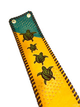 米須三線店オリジナル胴巻き レザーカービング KS本牛革胴巻_ウミガメの遊泳・Yellow & Green