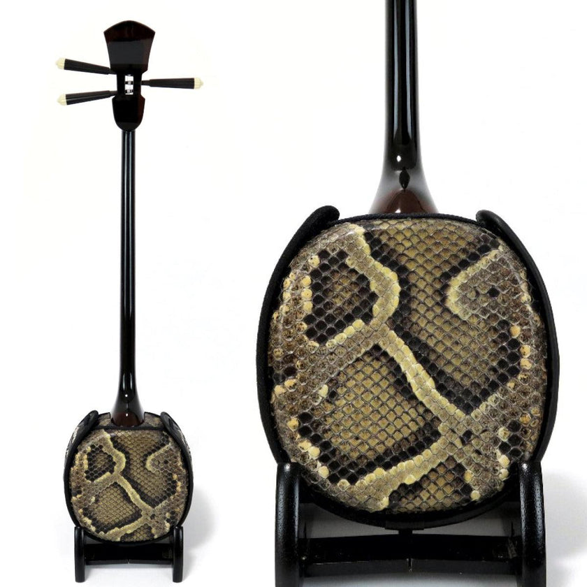 沖縄 三線 蛇皮 ケース付き 黒漆 黒木 - 和楽器